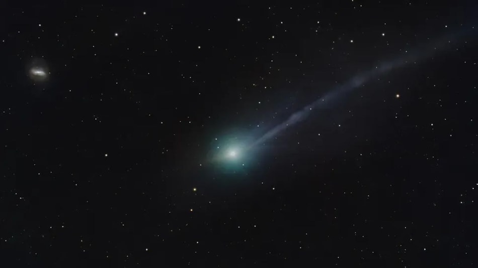 Interstellar Comet 3I/ATLAS Photographed Beside Distant Galaxy in Rare Cosmic Shot
