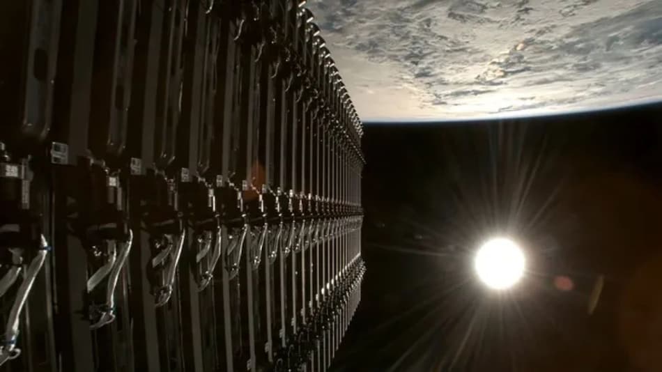 Starlink Satellite Breaks Apart in Orbit, Begins Uncontrolled Fall Toward Earth After SpaceX Anomaly
